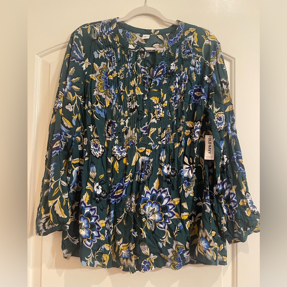 Old Navy pullover top. Size XL.